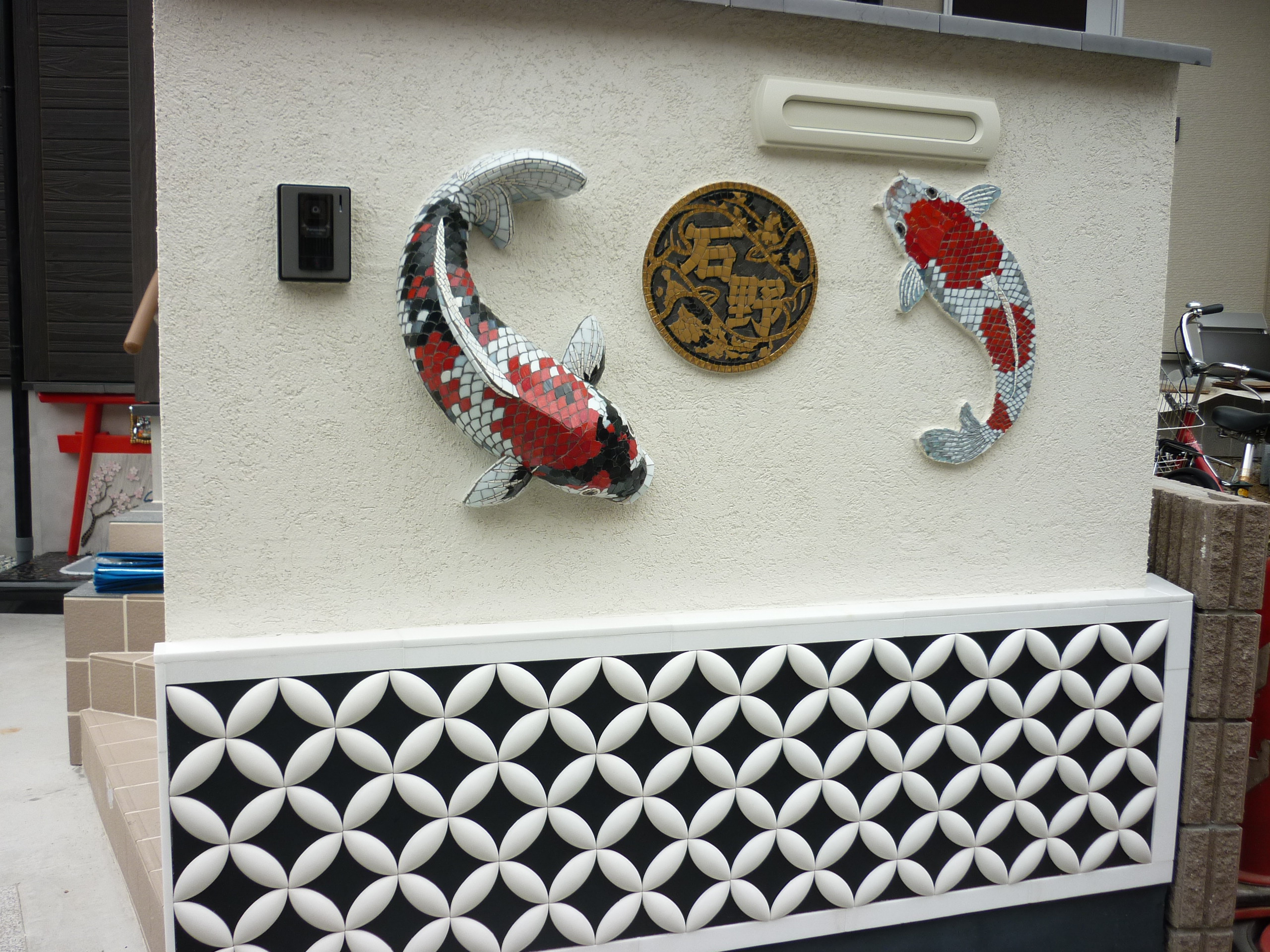 鯉のタイルアート門壁