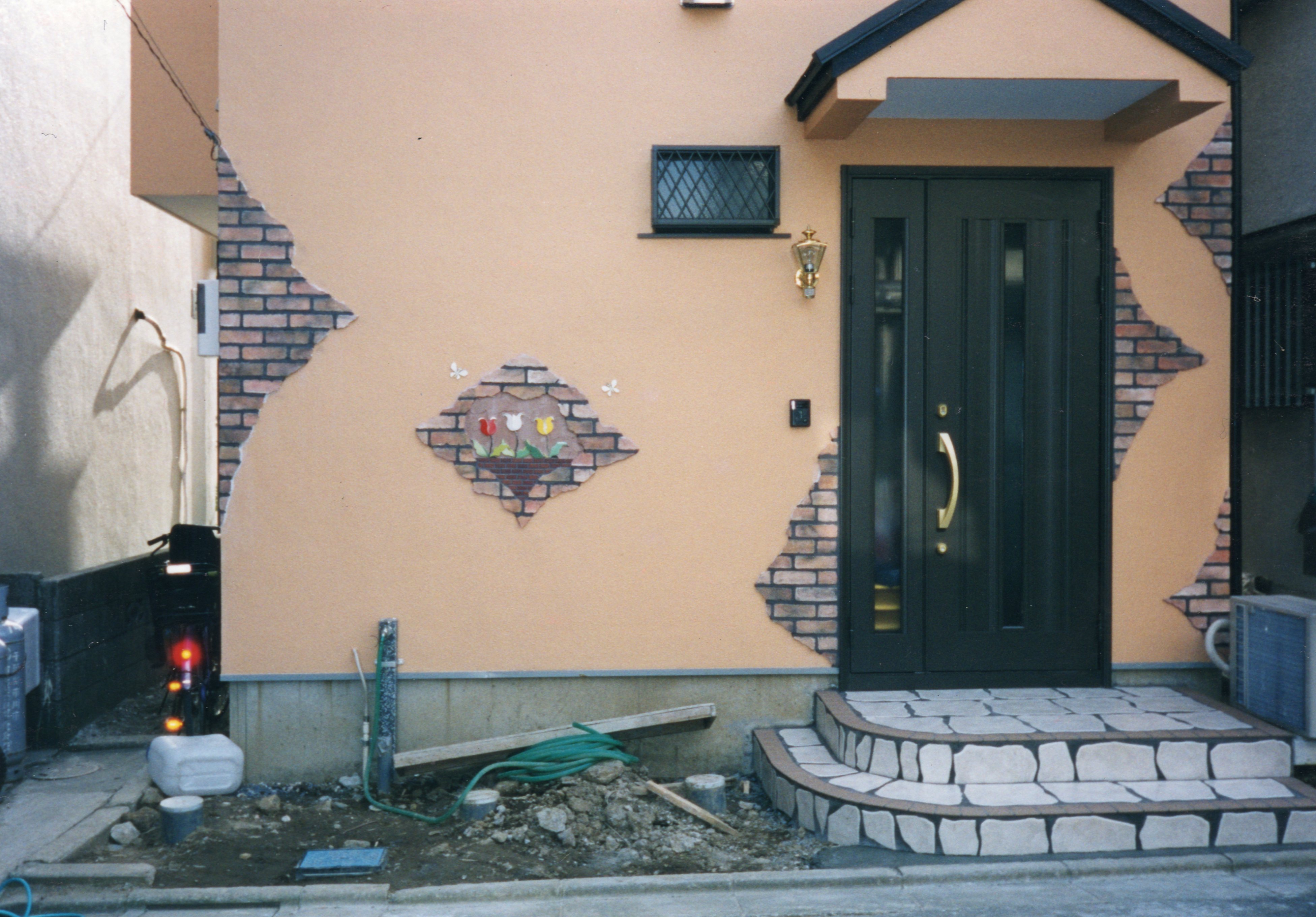 チューリップのタイルアート外壁